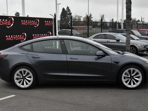 Used 2021 Tesla Model 3 Standard Range Plus image 9