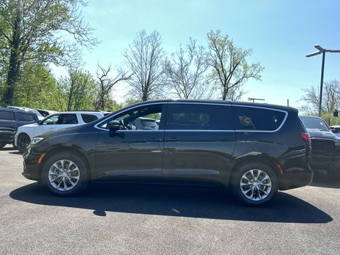 New 2026 Chrysler Pacifica Limited w/ Trailer Tow Group AWD/4WD image 23