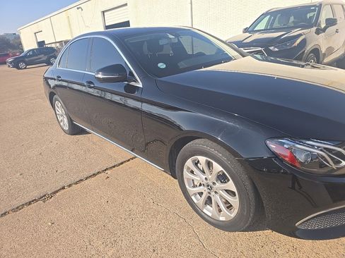 Used 2017 Mercedes-Benz E 300 4MATIC image 3