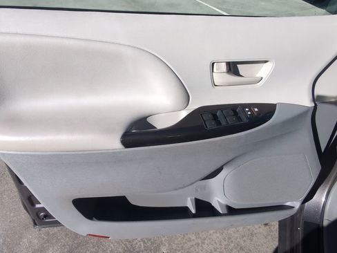 Used 2014 Toyota Sienna LE image 10