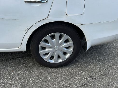 Used 2014 Nissan Versa SV image 12