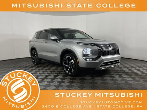Used 2024 Mitsubishi Outlander SE image 1