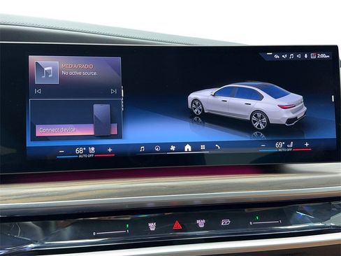 Used 2023 BMW 740i image 26