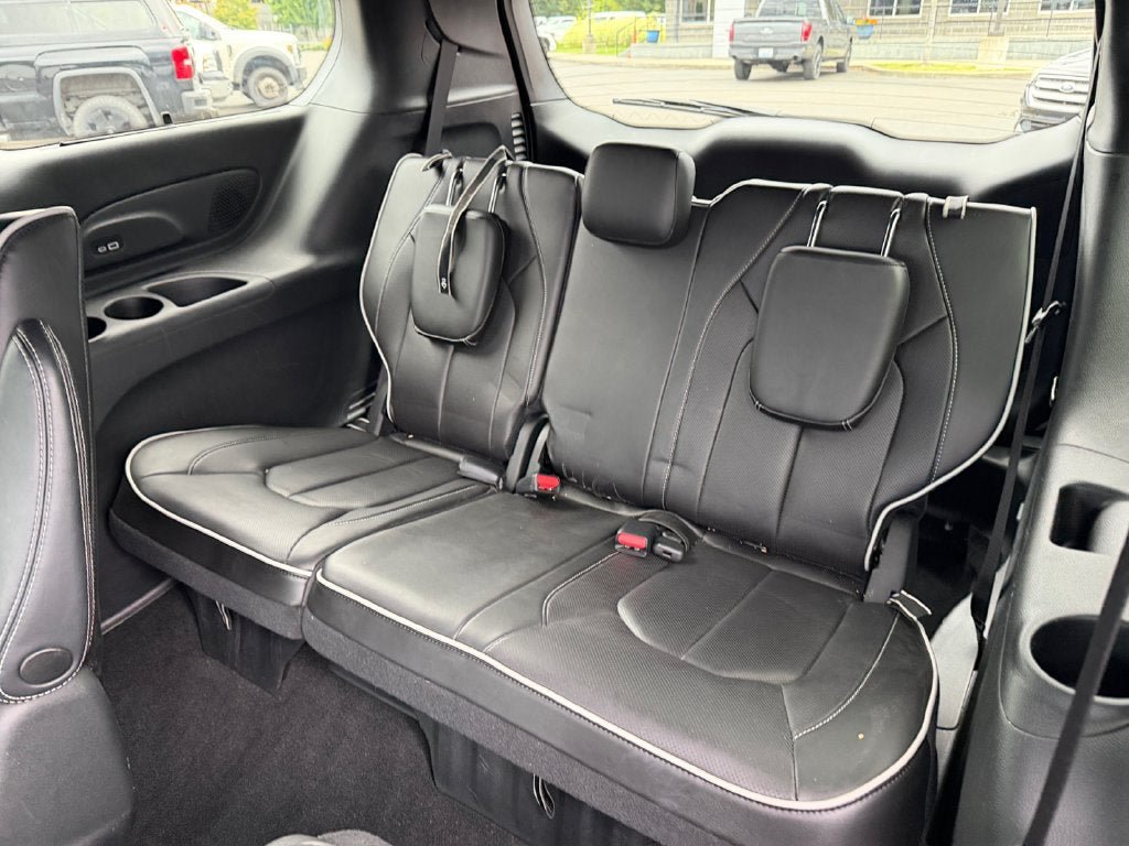 Used 2023 Chrysler Pacifica Limited w/ Uconnect Theater Family Group FWD image 33
