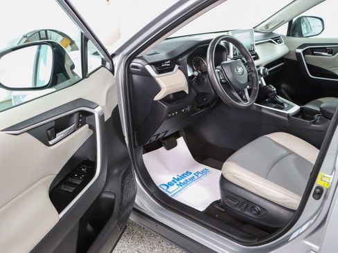 Used 2021 Toyota RAV4 XLE Premium image 3