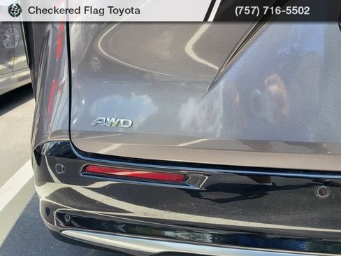 Used 2023 Toyota Sienna Platinum AWD/4WD image 8