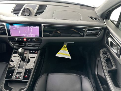 Certified 2025 Porsche Macan image 24