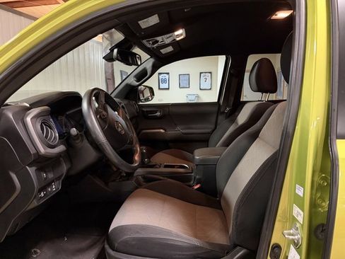 Used 2023 Toyota Tacoma TRD Sport image 9