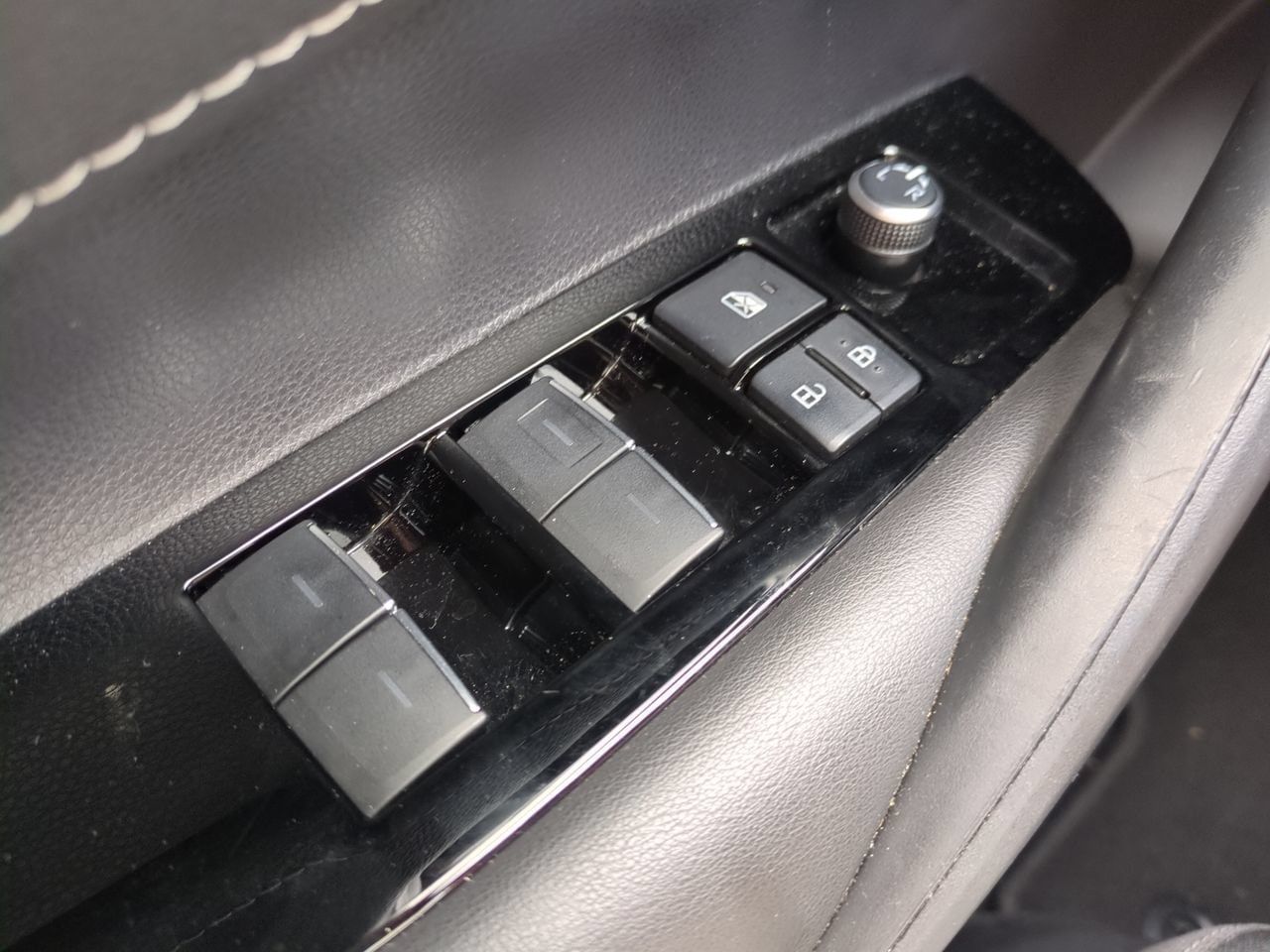 Used 2019 Toyota Corolla SE w/ Carpet Mat Package FWD image 22