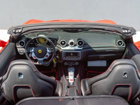 Used 2017 Ferrari California T RWD image 57