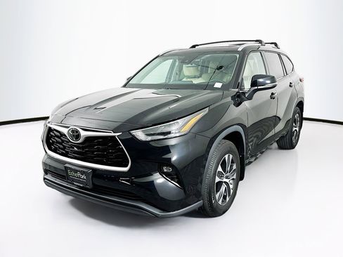 Used 2022 Toyota Highlander XLE image 3