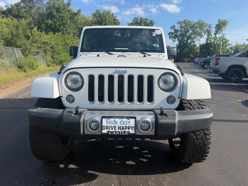 Used 2018 Jeep Wrangler Sahara w/ Connectivity Group AWD/4WD image 2