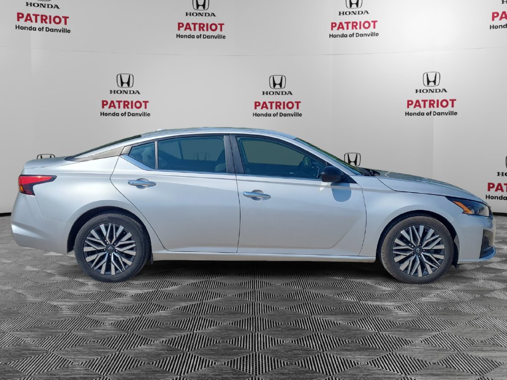 Used 2024 Nissan Altima 2.5 SV FWD image 6