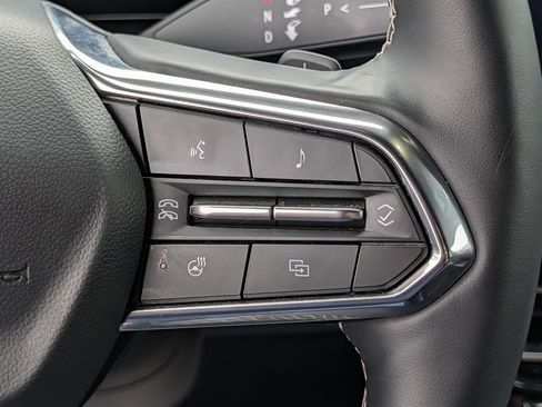 Used 2025 Chevrolet Traverse LT FWD image 18