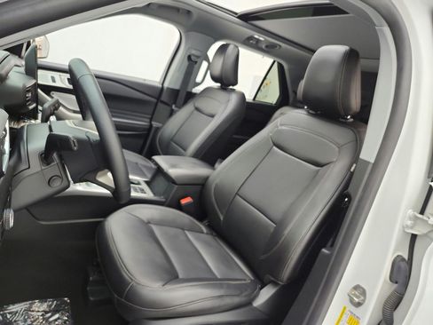 Used 2023 Ford Explorer Limited w/ Limited Technology Package RWD image 10