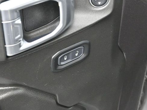 Used 2023 Jeep Gladiator Sport AWD/4WD image 11