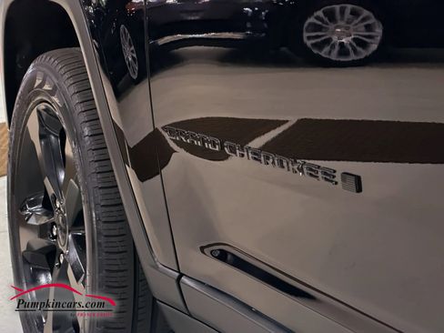 Used 2023 Jeep Grand Cherokee Limited w/ Black Appearance Package image 24