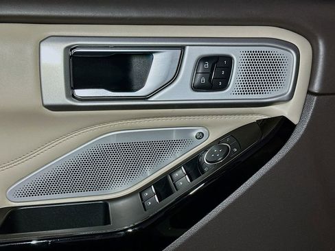 Used 2022 Ford Explorer Platinum w/ Equipment Group 601A AWD/4WD image 18