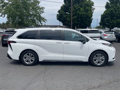 Used 2023 Toyota Sienna XSE w/ XSE Plus Package AWD/4WD image 6