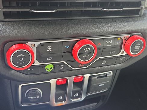Used 2025 Jeep Wrangler Sport AWD/4WD image 16