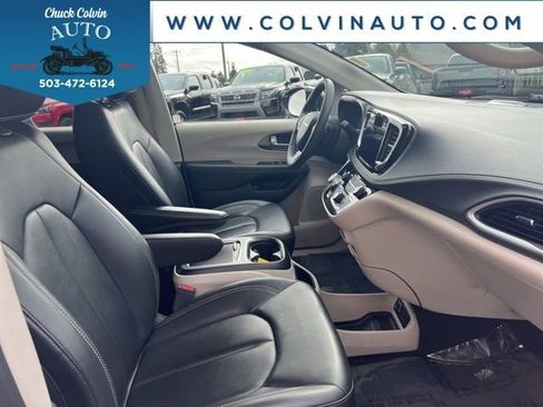 Used 2024 Chrysler Pacifica Select image 27