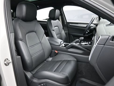 Certified 2023 Porsche Cayenne Coupe image 29