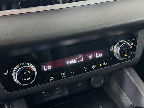 Used 2024 Mitsubishi Outlander SE image 24