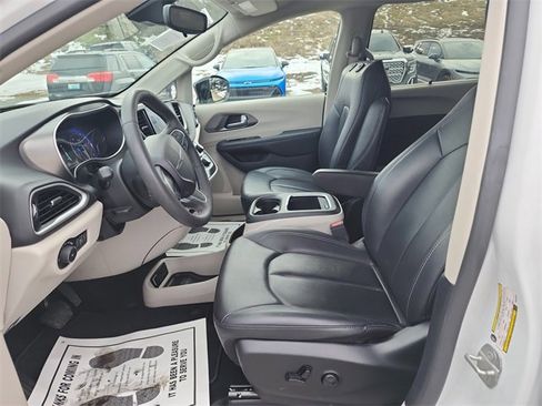 Used 2024 Chrysler Pacifica Touring-L image 19