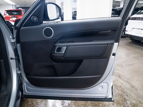 Used 2018 Land Rover Discovery SE image 23