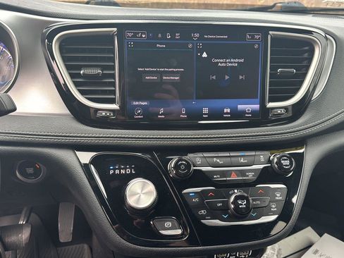 Used 2023 Chrysler Pacifica Touring image 14