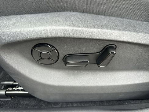 New 2025 Volkswagen Tiguan SE image 12