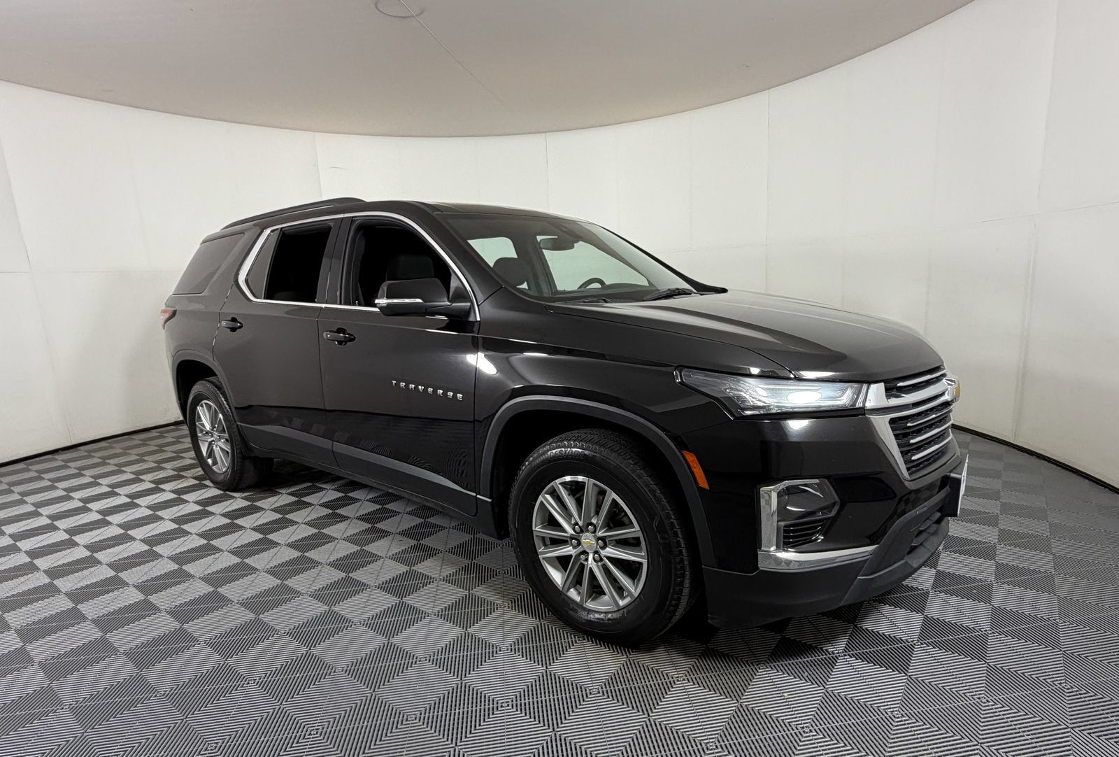 Used 2023 Chevrolet Traverse LT FWD image 1