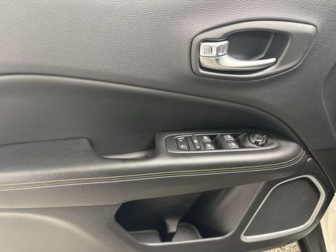 Used 2018 Jeep Compass Latitude w/ Cold Weather Group image 11