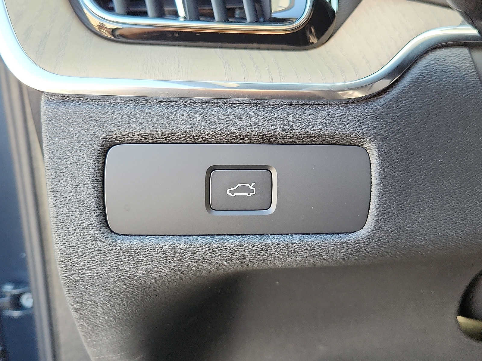 Used 2027 Volvo XC60 B5 Plus AWD/4WD image 23