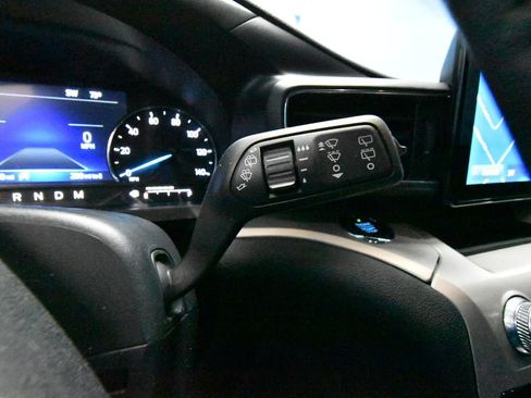 Used 2021 Ford Explorer XLT w/ Equipment Group 202A AWD/4WD image 16