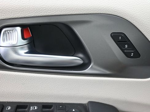 Used 2023 Chrysler Pacifica Touring-L FWD image 23