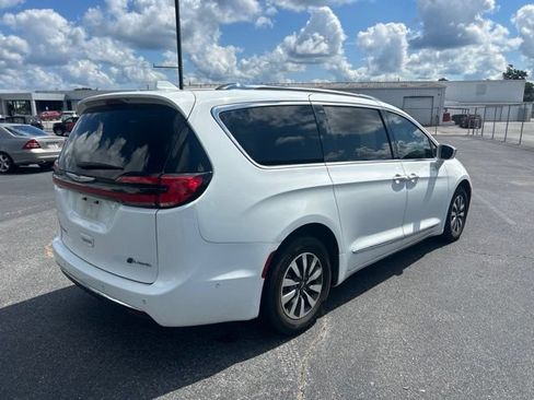 Used 2021 Chrysler Pacifica Limited w/ Uconnect Theater Family Group FWD image 4
