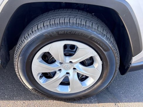 Used 2022 Toyota RAV4 LE FWD image 11