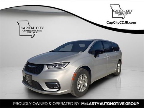 New 2026 Chrysler Pacifica Select image 1