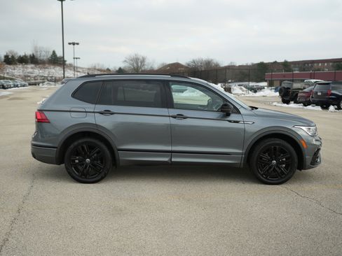 Used 2022 Volkswagen Tiguan SE R-Line image 9