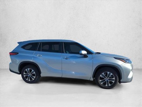 Used 2023 Toyota Highlander XLE FWD image 4