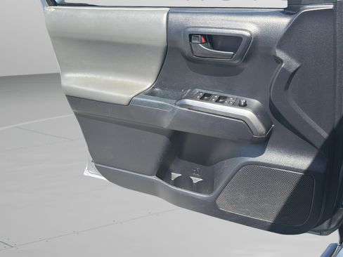 Used 2020 Toyota Tacoma SR5 RWD image 14
