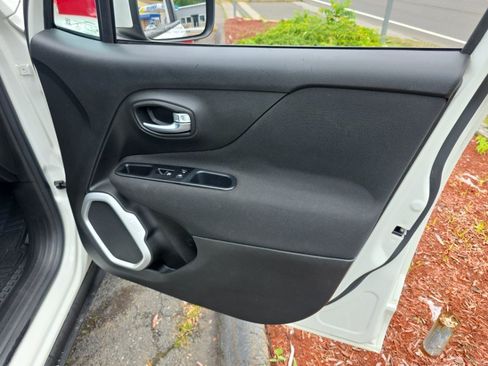 Used 2019 Jeep Renegade Latitude FWD image 10