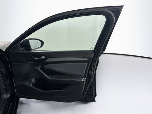 Used 2025 Volkswagen Jetta SE FWD image 32