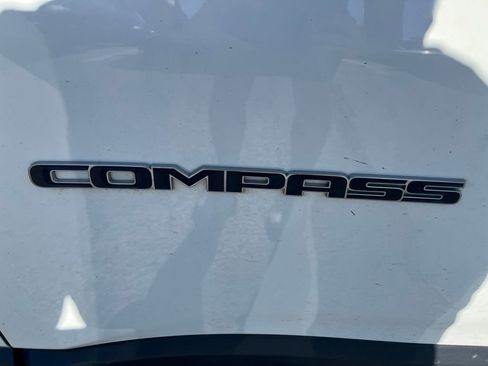 Used 2018 Jeep Compass Latitude w/ Cold Weather Group AWD/4WD image 16