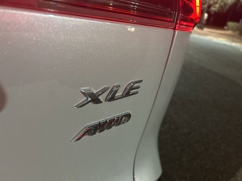 Used 2024 Toyota Corolla Cross XLE image 3