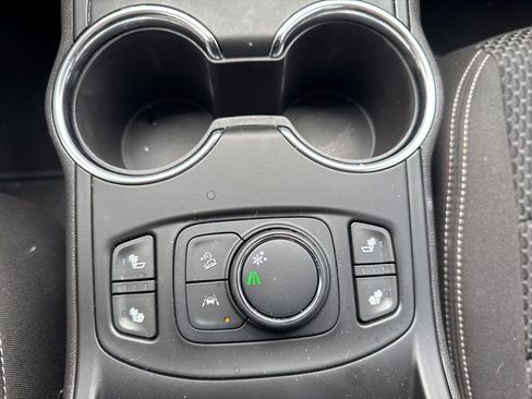 Used 2023 GMC Terrain SLE w/ Driver Convenience Package image 3