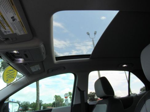 Used 2018 Chevrolet Equinox Premier FWD image 17