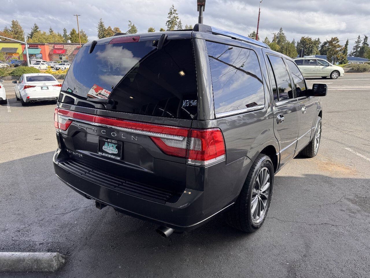 Used 2017 Lincoln Navigator Select RWD image 8