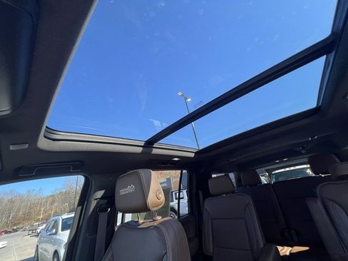 Used 2021 Chevrolet Suburban High Country image 21